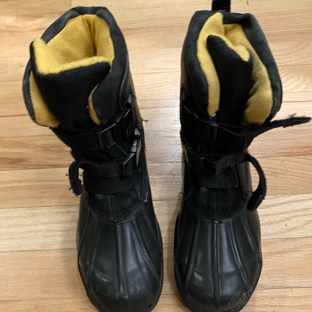 Snow boots size 6